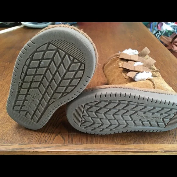 UGGS Koolaburra kids 7 w/dainty bows & row of plush sheepskin peeking from bows. - Picture 6 of 10